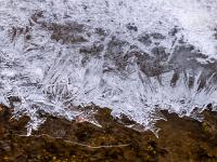 Klausgraben - Gezackte Eisstruktur an gefrorener Fläche